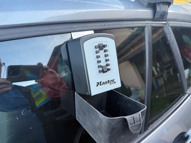 Mechanical car key safe for vehicle window mounting