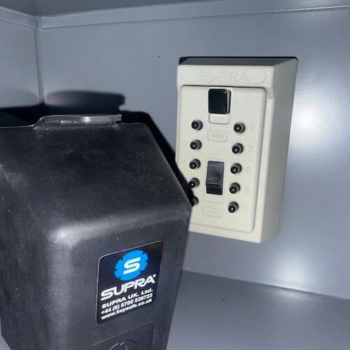 Removable Supra S5 key safe inside a Swiss post box