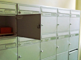 Postbox key safe